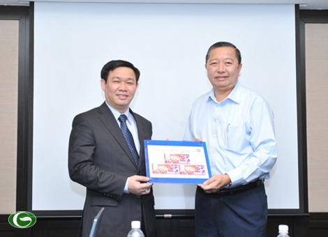 Bộ trưởng Vương Đình Huệ và Tổng Giám đốc Công ty cá cược bóng đá và xổ số Singapore Pool 