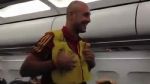 Pepe Reina giả làm tiếp viên hàng không trên máy bay