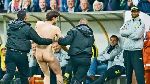 Ngày hè oi ả, fan nam 'phô bày thân thể' trước mắt HLV Dortmund