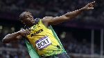 Usain Bolt chói sáng dù bị ném chai nước