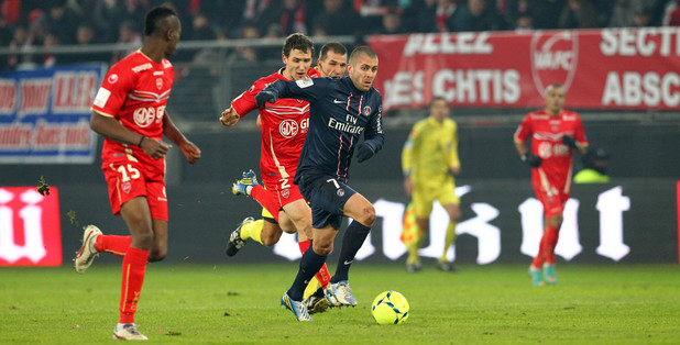 Valenciennes (áo đỏ) sẽ khó cản bước chủ nhà PSG