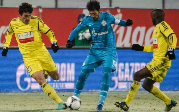Vượt qua Anzhi (áo vàng) không phải là điều dễ dàng đối với Zenit