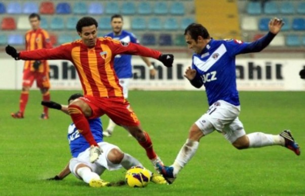 Đây chính là cơ hội để Kasimpasa (áo xanh) vượt qua Kayserispor trên sân nhà