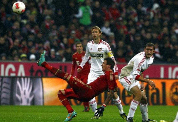 Leverkusen (áo trắng) đã từng đánh bại Hùm xám