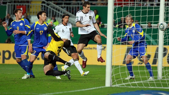 Đức (áo trắng) đã từng đánh bại Kazakhstan tại vòng loại Euro 2008