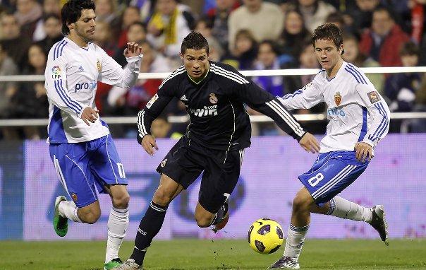 Ronaldo (giữa) sẽ lại khiến hàng thủ Zaragoza phải vất vả