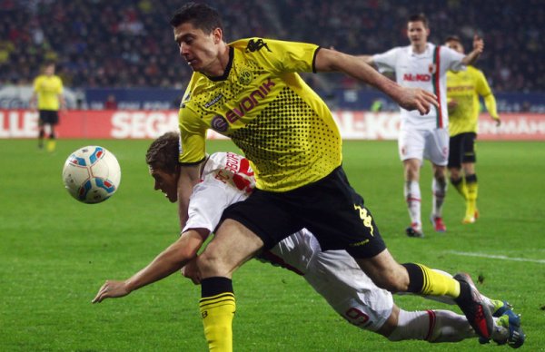 Borussia Dortmund (áo vàng) chính là số 2 tại Bundesliga