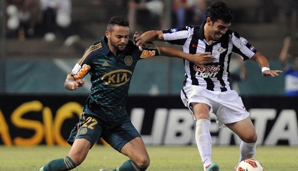 Palmeiras (trái) sẽ tận dụng tốt lợi thế sân nhà để chiếm ngôi đầu bảng