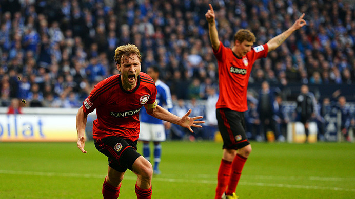 Rolfes ăn mừng sau bàn thắng mở tỉ số cho Leverkusen
