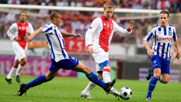Heerenveen (áo xanh) khó cưỡng lại sức mạnh của Ajax