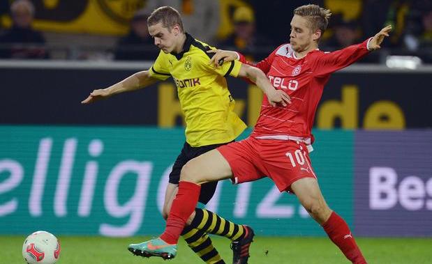 Fortuna Dusseldorf (áo đỏ) khó cản Dortmund