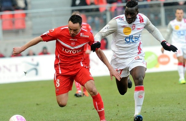 Valenciennes (trái) khó thoát khỏi thất bại trước Nancy