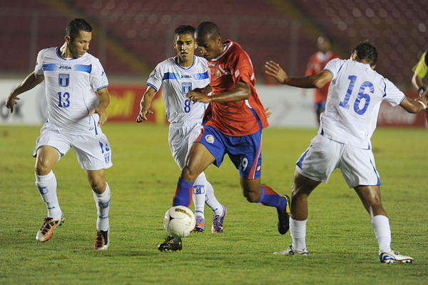 Honduras (áo trắng) khó đứng vững trên sân của Costa Rica