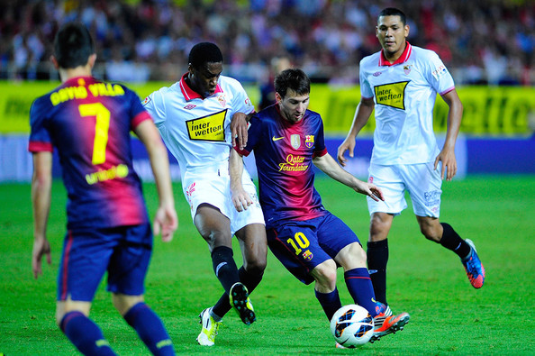 Messi (phải) đang rất muốn ghi bàn để giải tỏa ức chế