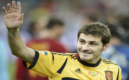Bóng đá - France Football đề cử Quả bóng vàng cho… Iker Casillas