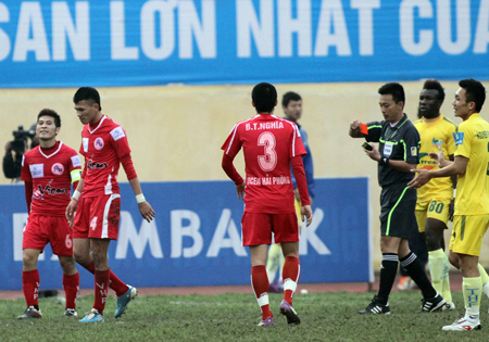 Bóng đá - VFF phản đối phương án thuê trọng tài ngoại điều hành V-League