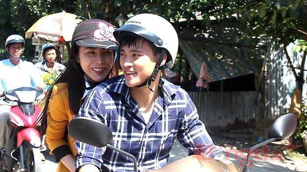 Bóng đá - Chùm ảnh: Công Vinh - Thủy Tiên đi xe máy, làm từ thiện
