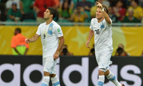 Bóng đá - Nigeria 1-2 Uruguay: Niềm vui nhân đôi cho Forlan