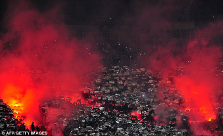 Pháo sáng bao phủ sân vận động Petrovski ở Champions League 2011-2012