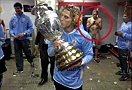 Trung vệ Uruguay lộ hàng trong phòng thay đồ
